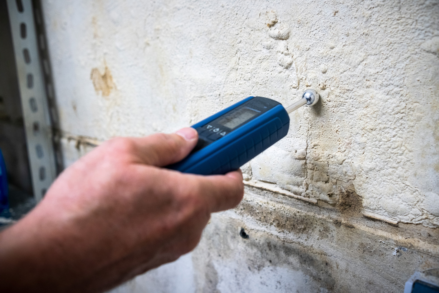 Gerät zur Messung der Feuchtigkeit in der Wand